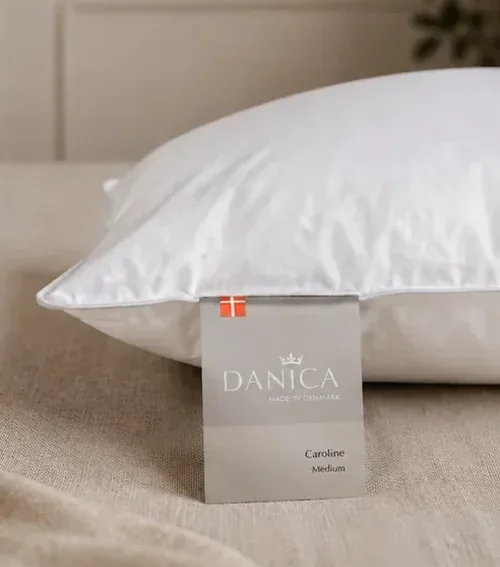 kvalitní péřový polštář DANICA CAROLINE se štítkem